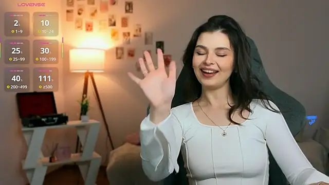 rebbekkakowalski online show from April 6, 2026, 4:46 am