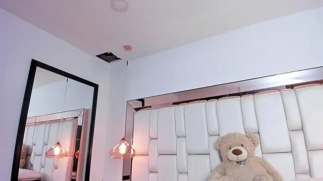 Snapshot of VaneAguirre chatting on April 2, 2026, 12:34 pm VaneAguirre online show from April 2, 2026, 12:34 pm