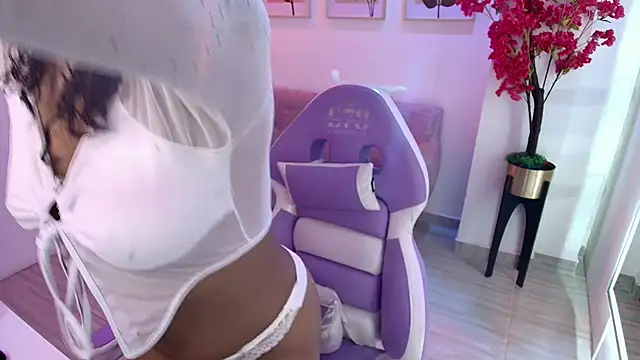Snapshot of Lucia__vega chatting on June 2, 2026, 11:43 am Lucia vega online show from June 2, 2026, 11:43 am