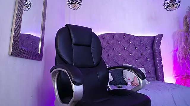 Snapshot of Lizza_Jones chatting on April 9, 2026, 12:33 pm Lizza Jones online show from April 9, 2026, 12:33 pm