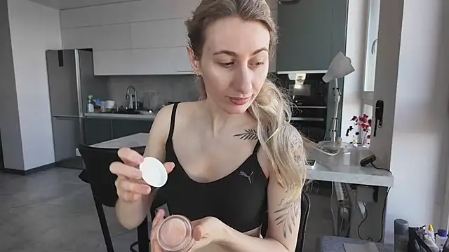 HEY KITSUNKA online show from April 5, 2026, 8:32 am