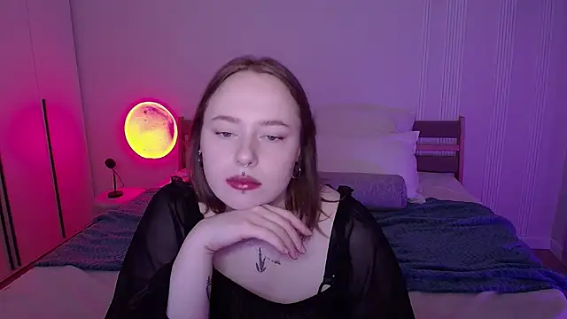 SelenaLily online show from April 17, 2026, 5:16 pm