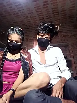 COUPLE-HOTS online show from April 10, 2026, 3:46 am