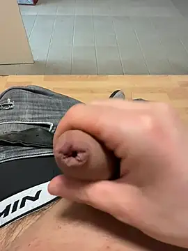 lorenzz122 online show from April 14, 2026, 12:21 pm