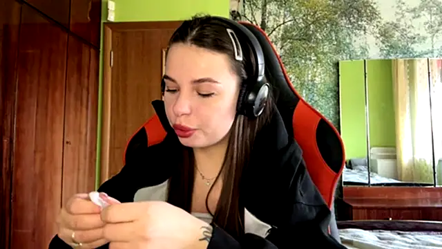 ThedaStrevell online show from March 30, 2026, 9:11 am