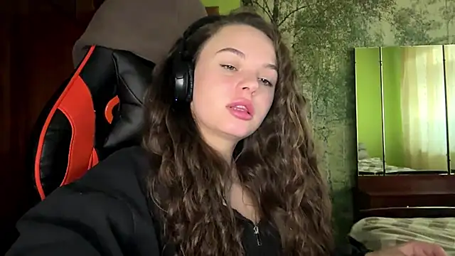 ThedaStrevell online show from April 12, 2026, 3:26 pm