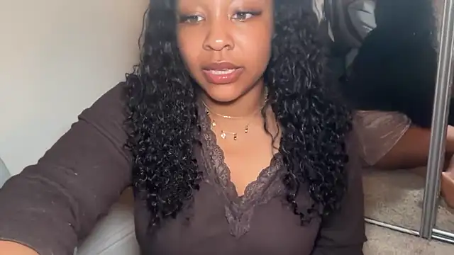 Yourmommysilk online show from March 23, 2026, 5:18 am