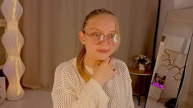 AlicaCohill online show from April 13, 2026, 7:07 pm