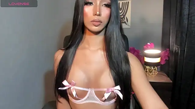 Snapshot of xEllaineCumsLotx chatting on April 6, 2026, 8:37 am xEllaineCumsLotx online show from April 6, 2026, 8:37 am