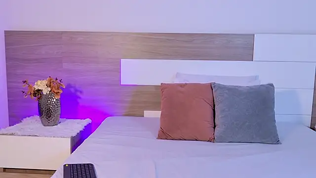 Snapshot of LindaBenetti chatting on April 9, 2026, 11:38 am LindaBenetti online show from April 9, 2026, 11:38 am