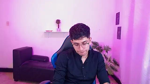 maax 18 online show from April 16, 2026, 1:56 pm