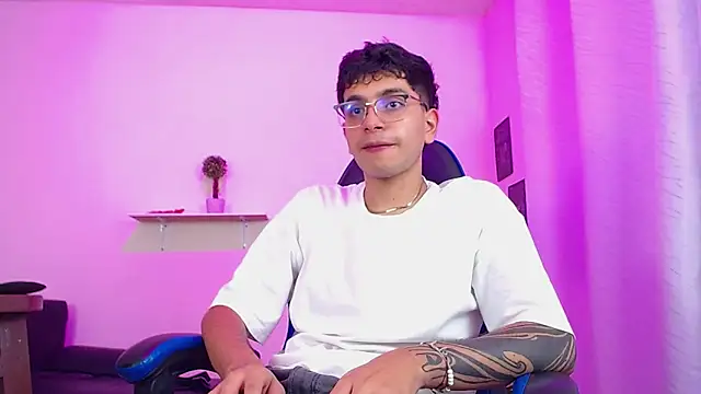 maax 18 online show from April 15, 2026, 7:58 pm