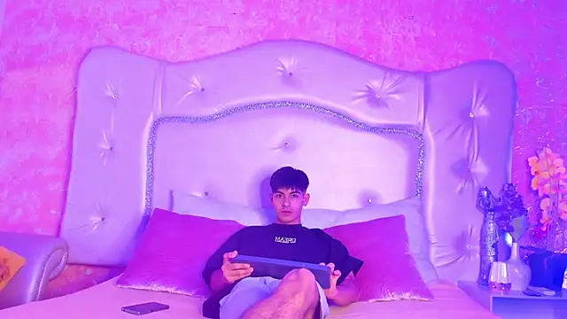 TylerCruz   online show from March 31, 2026, 1:24 pm