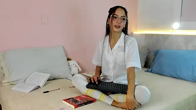 Daphne Rosse online show from April 9, 2026, 11:49 am