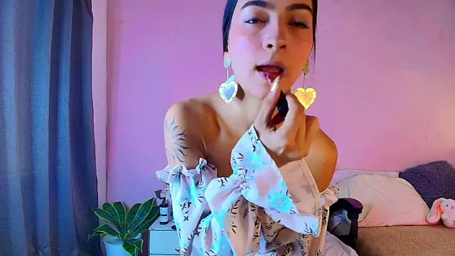 Snapshot of Daphne_Rosse chatting on May 14, 2026, 12:35 pm Daphne Rosse online show from May 14, 2026, 12:35 pm