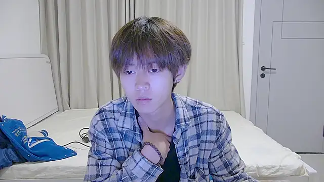 Snapshot of buding-001 chatting on April 2, 2026, 12:56 pm buding-001 online show from April 2, 2026, 12:56 pm