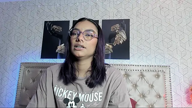 Snapshot of ValeAlvarez_ chatting on April 12, 2026, 6:44 pm ValeAlvarez online show from April 12, 2026, 6:44 pm