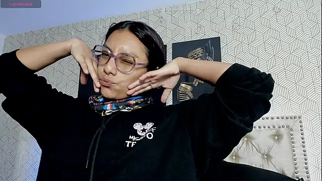 Snapshot of ValeAlvarez_ chatting on April 14, 2026, 7:41 pm ValeAlvarez online show from April 14, 2026, 7:41 pm