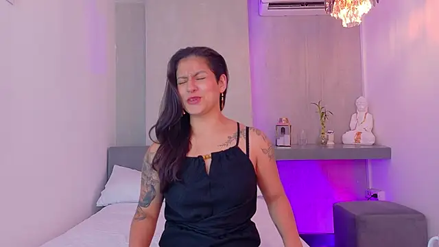 Snapshot of aurarosse_ chatting on April 9, 2026, 11:27 am aurarosse online show from April 9, 2026, 11:27 am