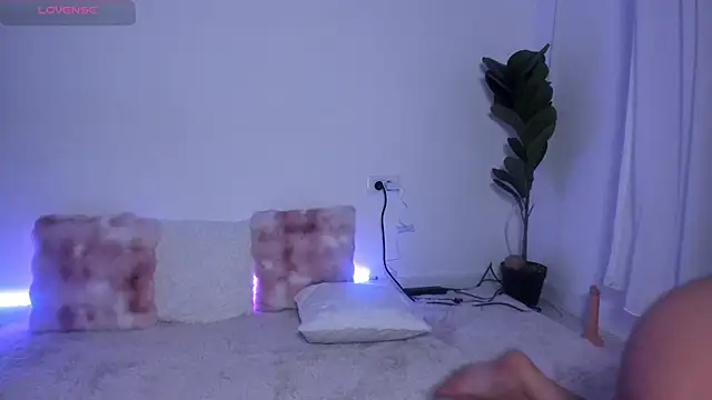 ArinaRave online show from April 14, 2026, 7:30 pm