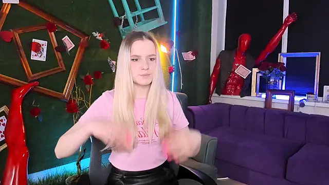 Snapshot of SherriButlers chatting on April 14, 2026, 5:23 am SherriButlers online show from April 14, 2026, 5:23 am