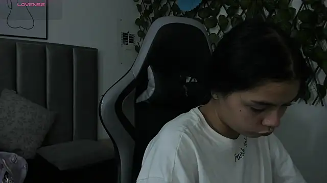 Kikii 1 online show from June 12, 2026, 4:43 am