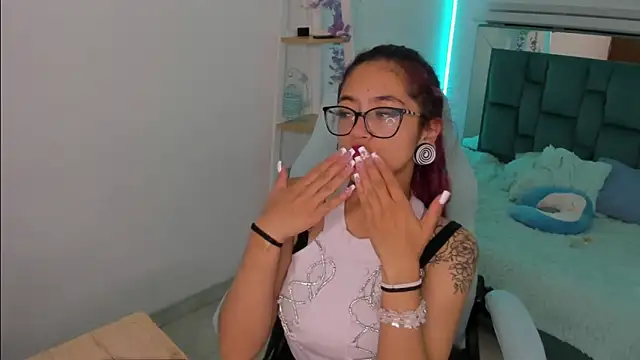 Snapshot of Sara_Red_X chatting on May 17, 2026, 3:50 am Sara Red X online show from May 17, 2026, 3:50 am