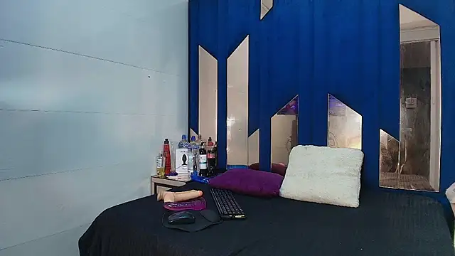 Snapshot of WhipAndDesireRs chatting on April 9, 2026, 4:13 pm WhipAndDesireRs online show from April 9, 2026, 4:13 pm