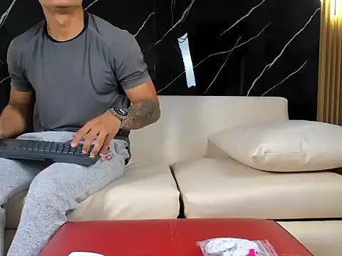 HenrryDouglas online show from April 15, 2026, 11:59 am