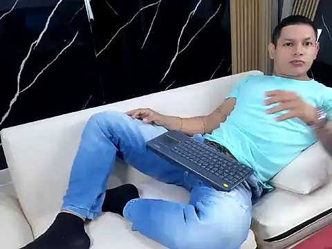 HenrryDouglas online show from April 7, 2026, 11:56 am