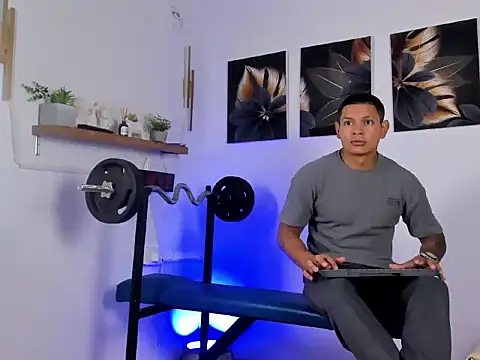 HenrryDouglas online show from April 1, 2026, 5:43 pm