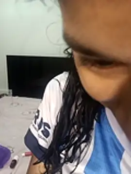 Yi Uzi online show from April 2, 2026, 11:44 pm