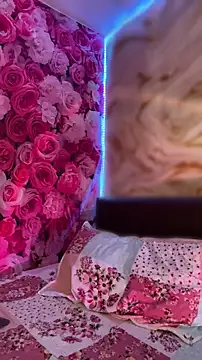 Snapshot of SweetLittleRed chatting on April 8, 2026, 5:09 am SweetLittleRed online show from April 8, 2026, 5:09 am