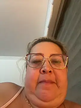 Snapshot of Martinacurvy_ chatting on April 6, 2026, 12:06 am Martinacurvy online show from April 6, 2026, 12:06 am