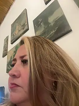 Snapshot of Martinacurvy_ chatting on April 8, 2026, 12:34 am Martinacurvy online show from April 8, 2026, 12:34 am