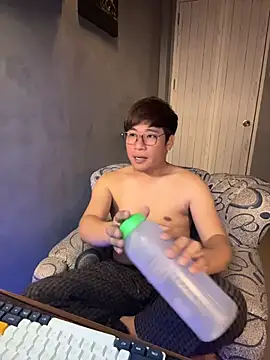 Snapshot of Titanryu chatting on April 8, 2026, 4:08 pm Titanryu online show from April 8, 2026, 4:08 pm