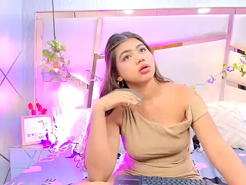 WinnieClarke online show from April 1, 2026, 12:06 pm