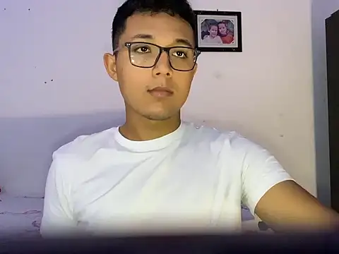 Chriis 18 online show from May 12, 2026, 4:46 pm