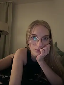 EvaEvis online show from April 15, 2026, 7:58 pm