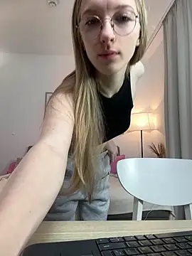 EvaEvis online show from April 10, 2026, 7:04 am