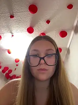 MissAuroraX online show from April 15, 2026, 6:01 pm