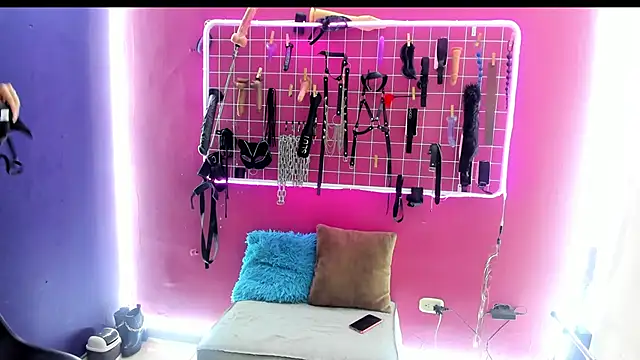 Mistress aurora bdsm online show from April 16, 2026, 7:25 pm