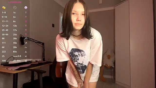 AmeliaMiotii online show from April 13, 2026, 8:07 am