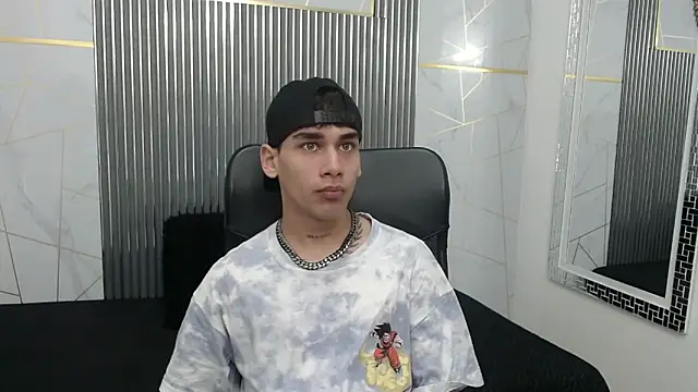 Kitsune 44 online show from April 15, 2026, 7:18 pm