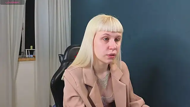 Snapshot of call_me_heaven chatting on April 4, 2026, 3:29 pm call me heaven online show from April 4, 2026, 3:29 pm