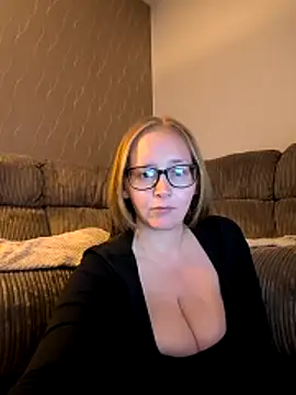 Anna-Curvy-xx online show from May 18, 2026, 12:22 am