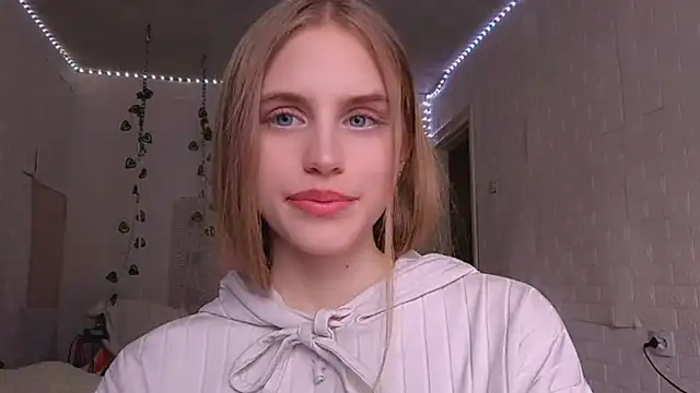 EveCoutch online show from April 11, 2026, 12:09 pm