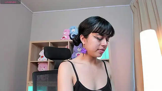 Snapshot of Saphyralux chatting on May 30, 2026, 10:37 pm Saphyralux online show from May 30, 2026, 10:37 pm