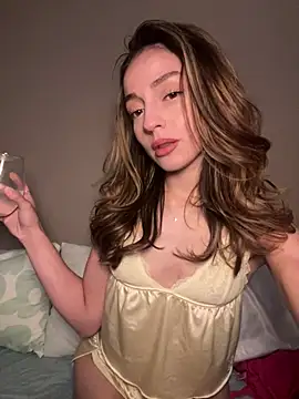 CamilaaLove online show from April 16, 2026, 4:24 am