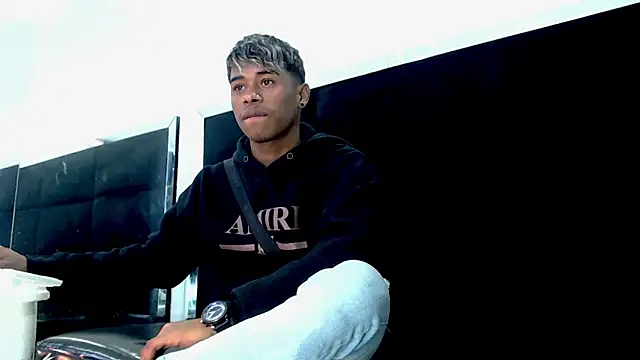 LuckyBluex online show from April 6, 2026, 9:05 pm